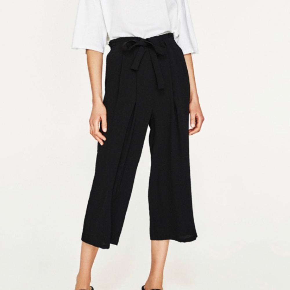 Zara - Black cropped wide leg pants in Medium